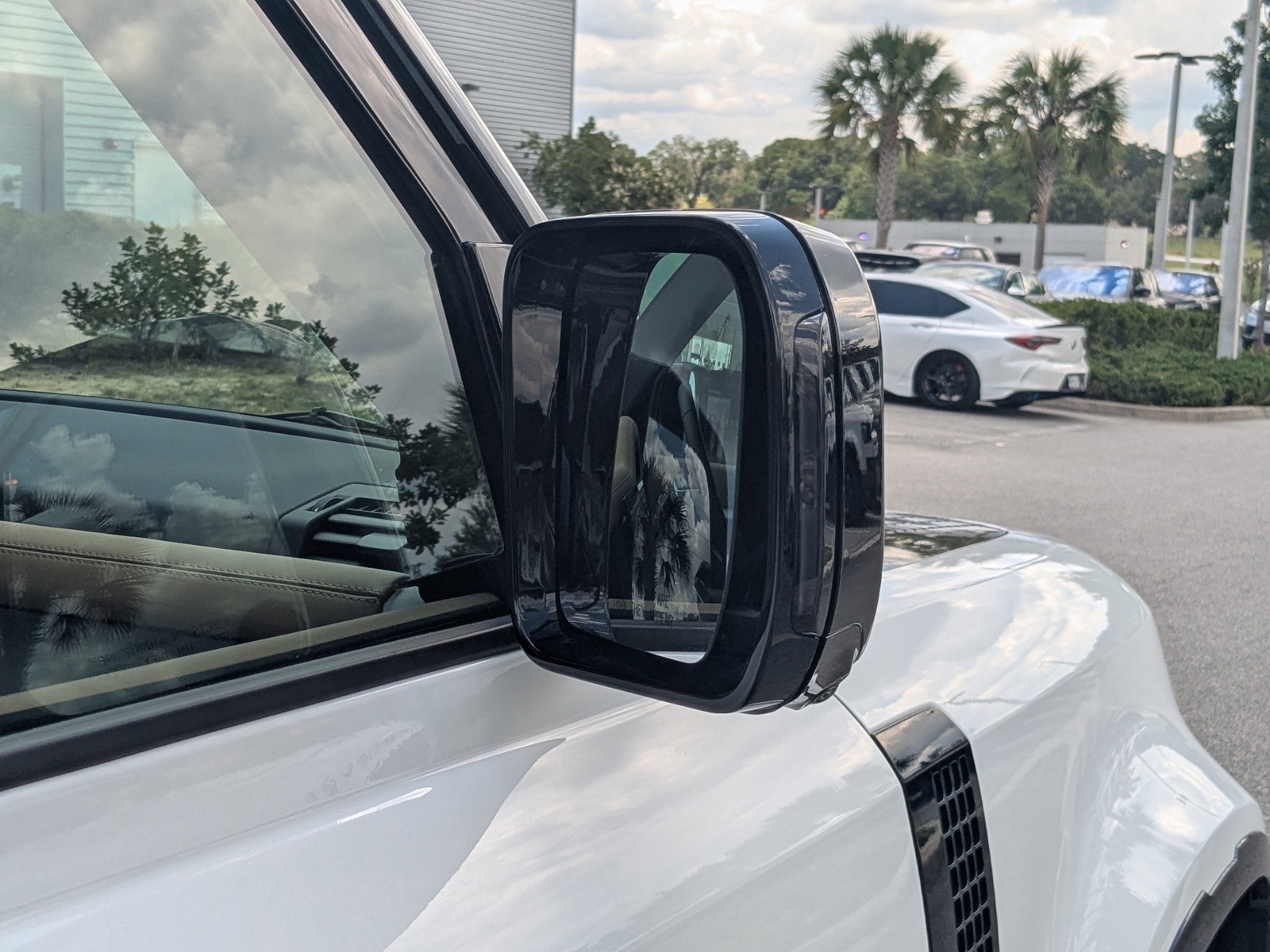 New 2026 White Land Rover X-Dynamic SE image 11