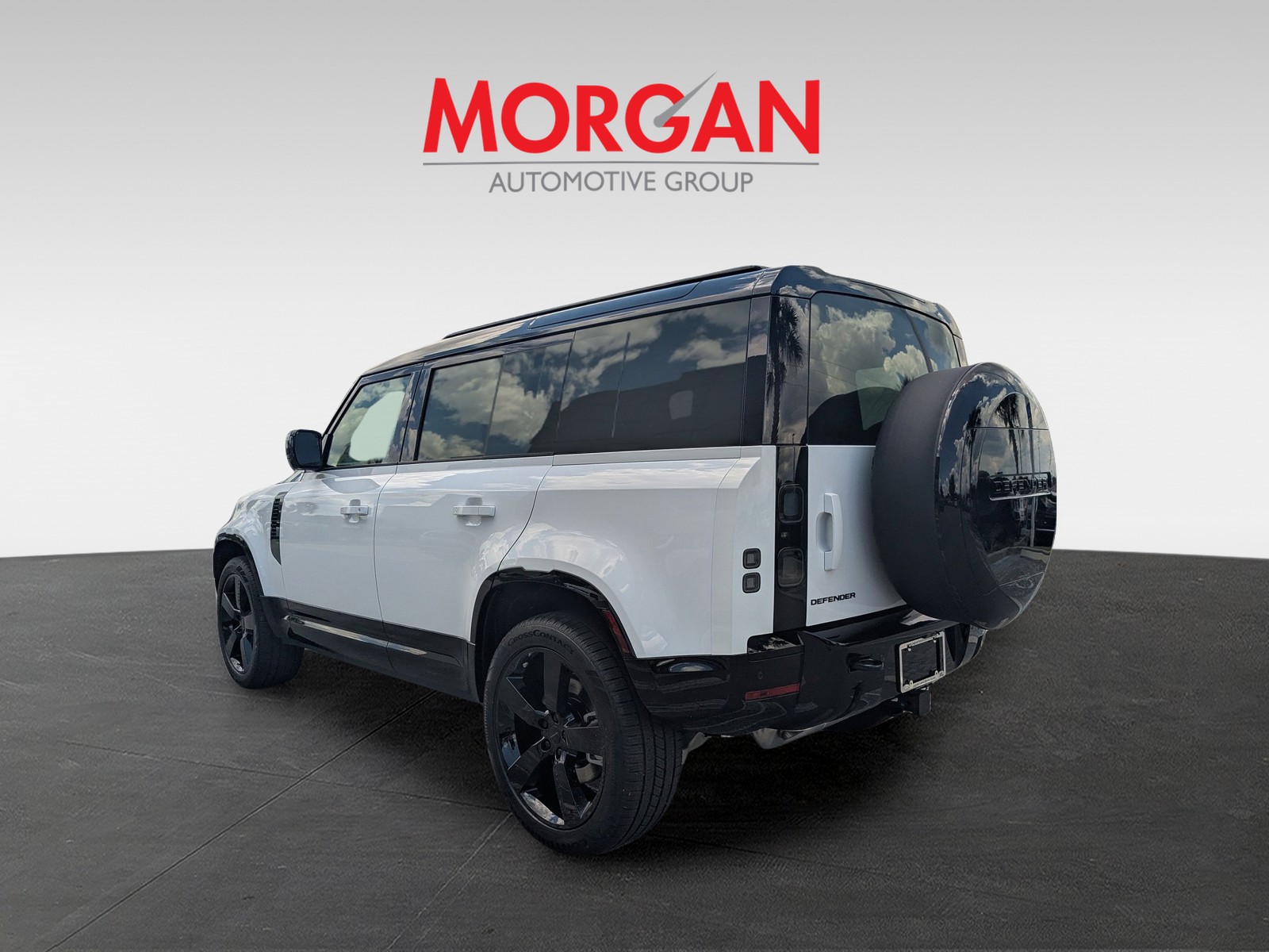 New 2026 White Land Rover X-Dynamic SE image 7