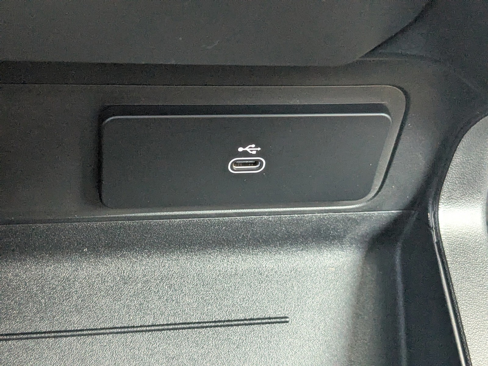 New 2026 White Land Rover X-Dynamic SE image 23
