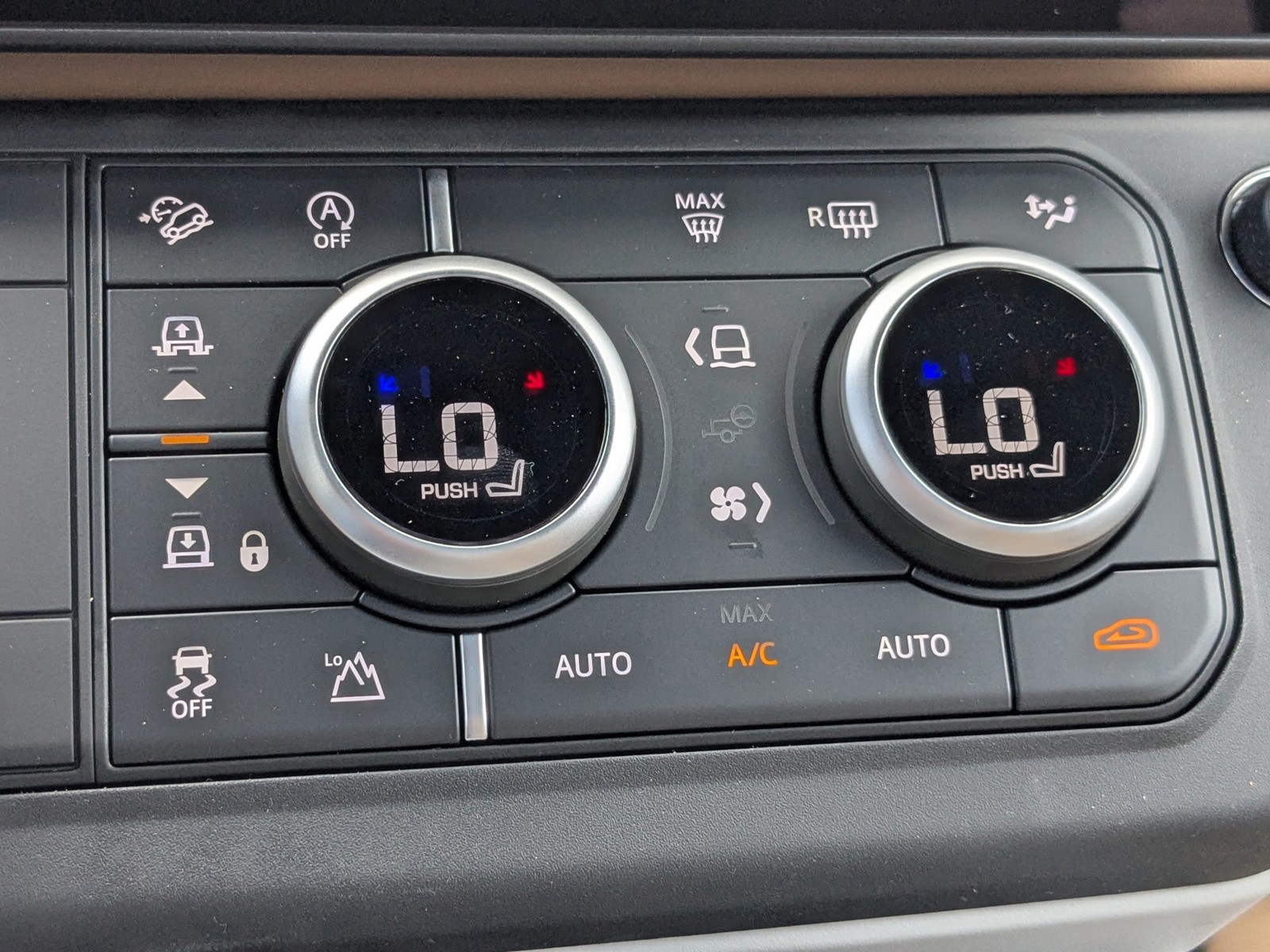 New 2026 White Land Rover X-Dynamic SE image 24