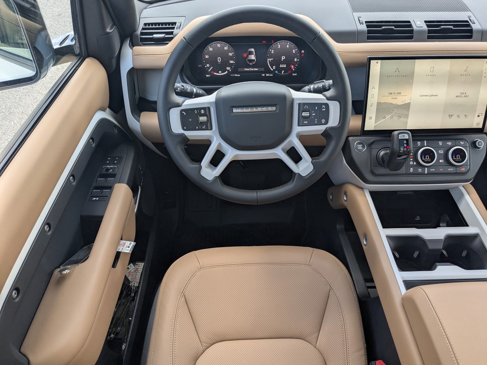 New 2026 White Land Rover X-Dynamic SE image 18