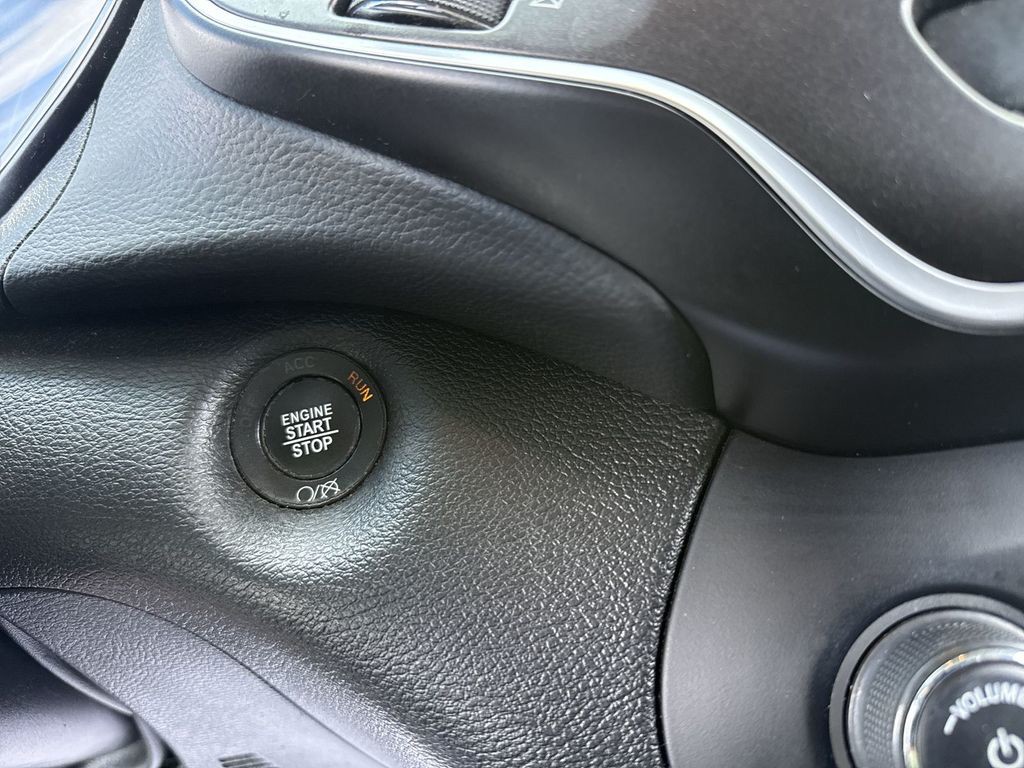 Used 2021 Orange Jeep Trailhawk image 19