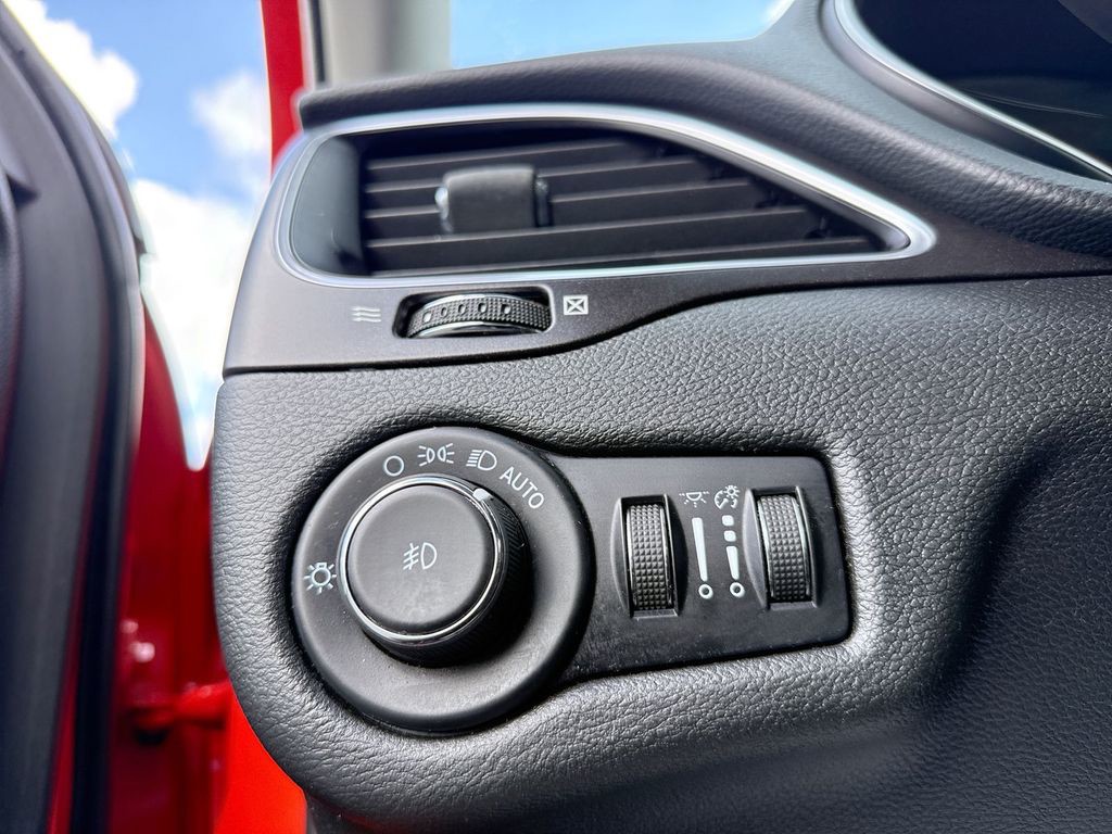 Used 2021 Orange Jeep Trailhawk image 33