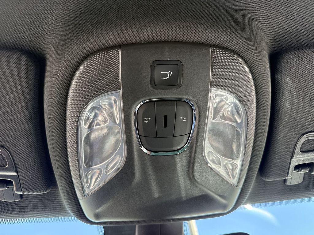 New 2026  Jeep Latitude image 15