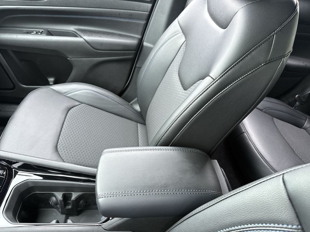 New 2026 White Jeep Latitude image 22