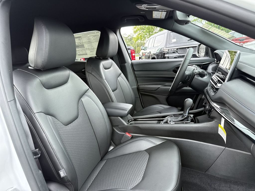 New 2026 White Jeep Latitude image 28
