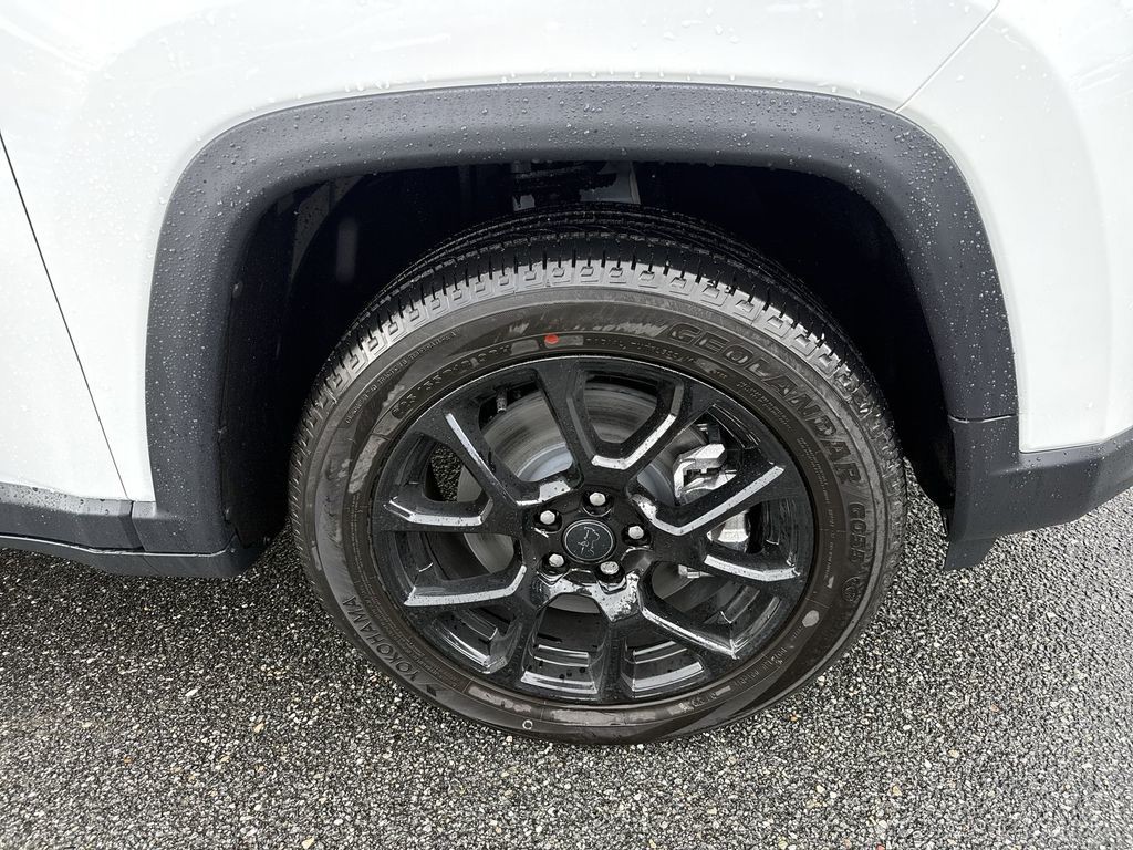 New 2026 White Jeep Latitude image 12