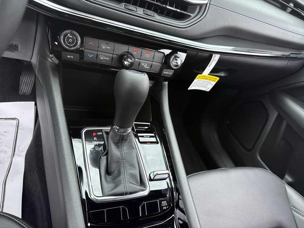 New 2026 White Jeep Latitude image 21