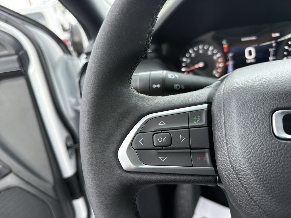 New 2026 White Jeep Latitude image 17