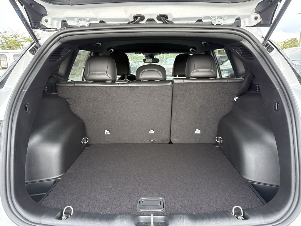 New 2026 White Jeep Latitude image 31
