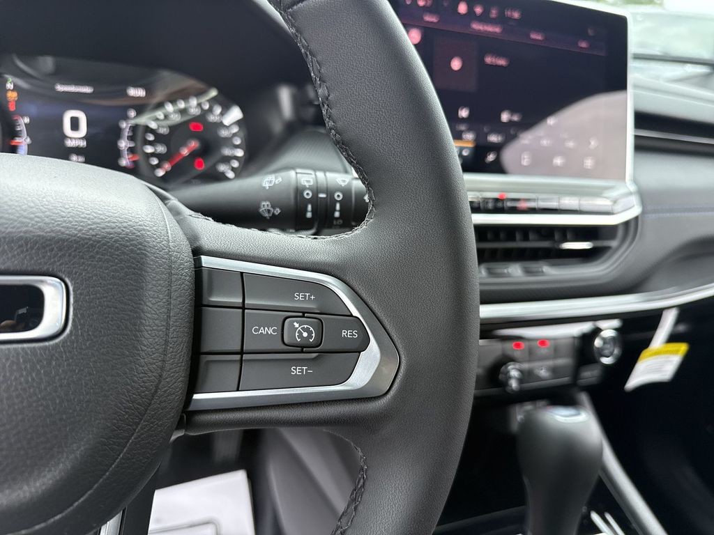 New 2026 White Jeep Latitude image 18