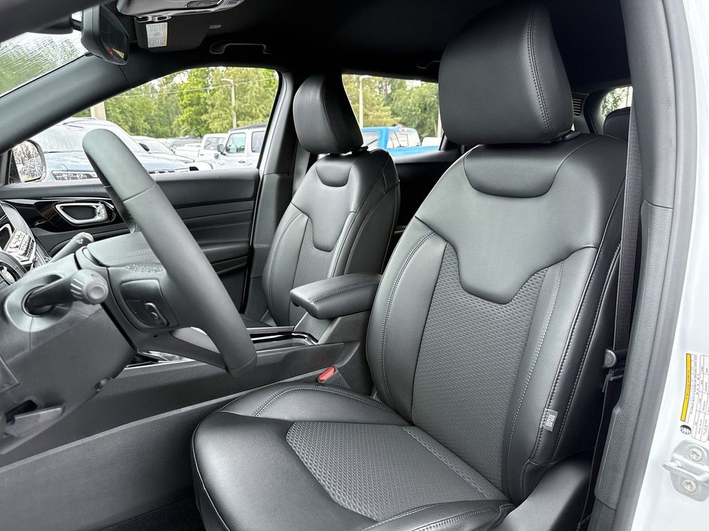 New 2026 White Jeep Latitude image 13