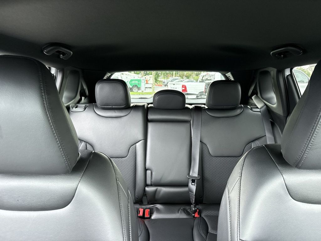 New 2026 White Jeep Latitude image 30