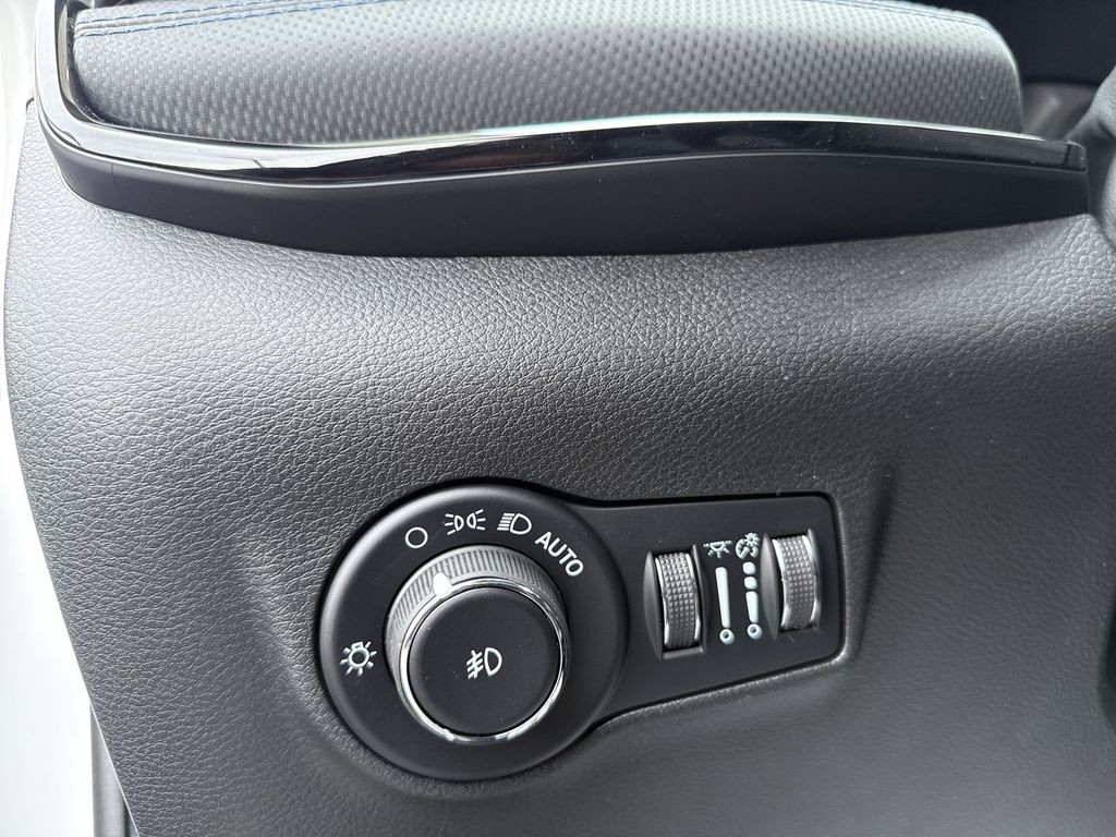 New 2026 White Jeep Latitude image 36
