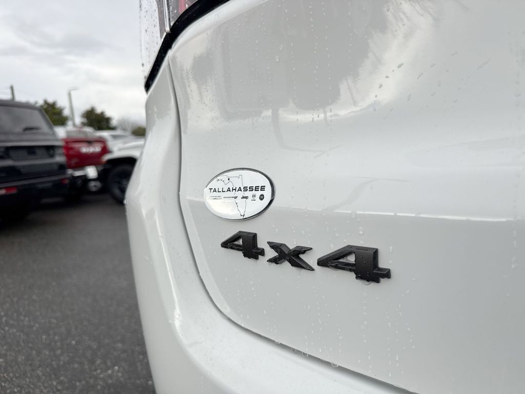 New 2026 White Jeep Latitude image 5