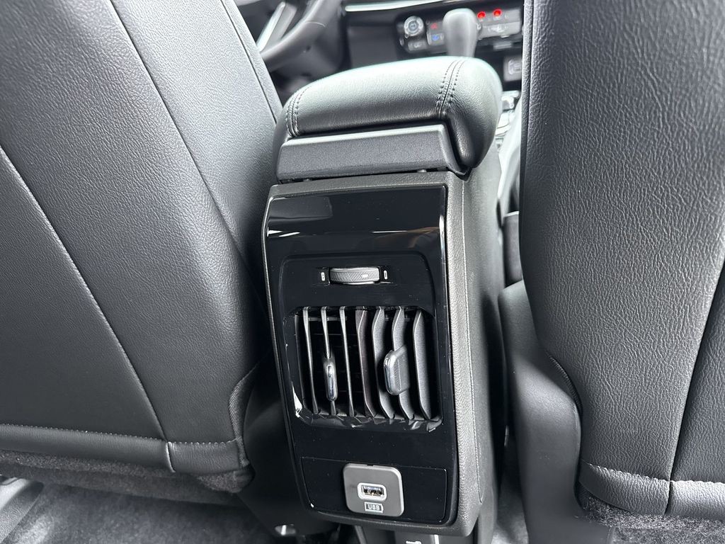New 2026 White Jeep Latitude image 35