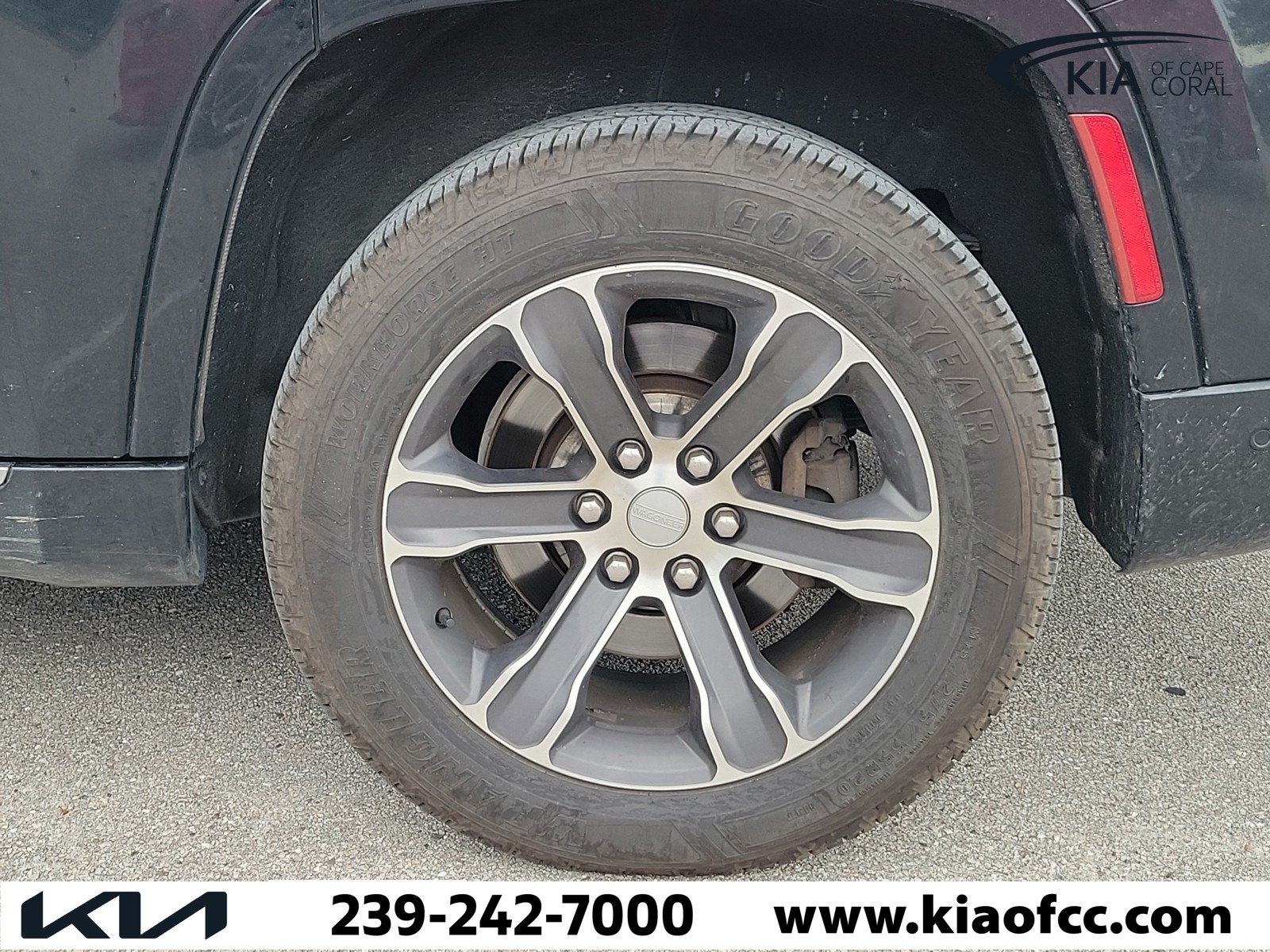 Used 2022 Diamond Black Crystal Pearlcoat Jeep Series I image 7