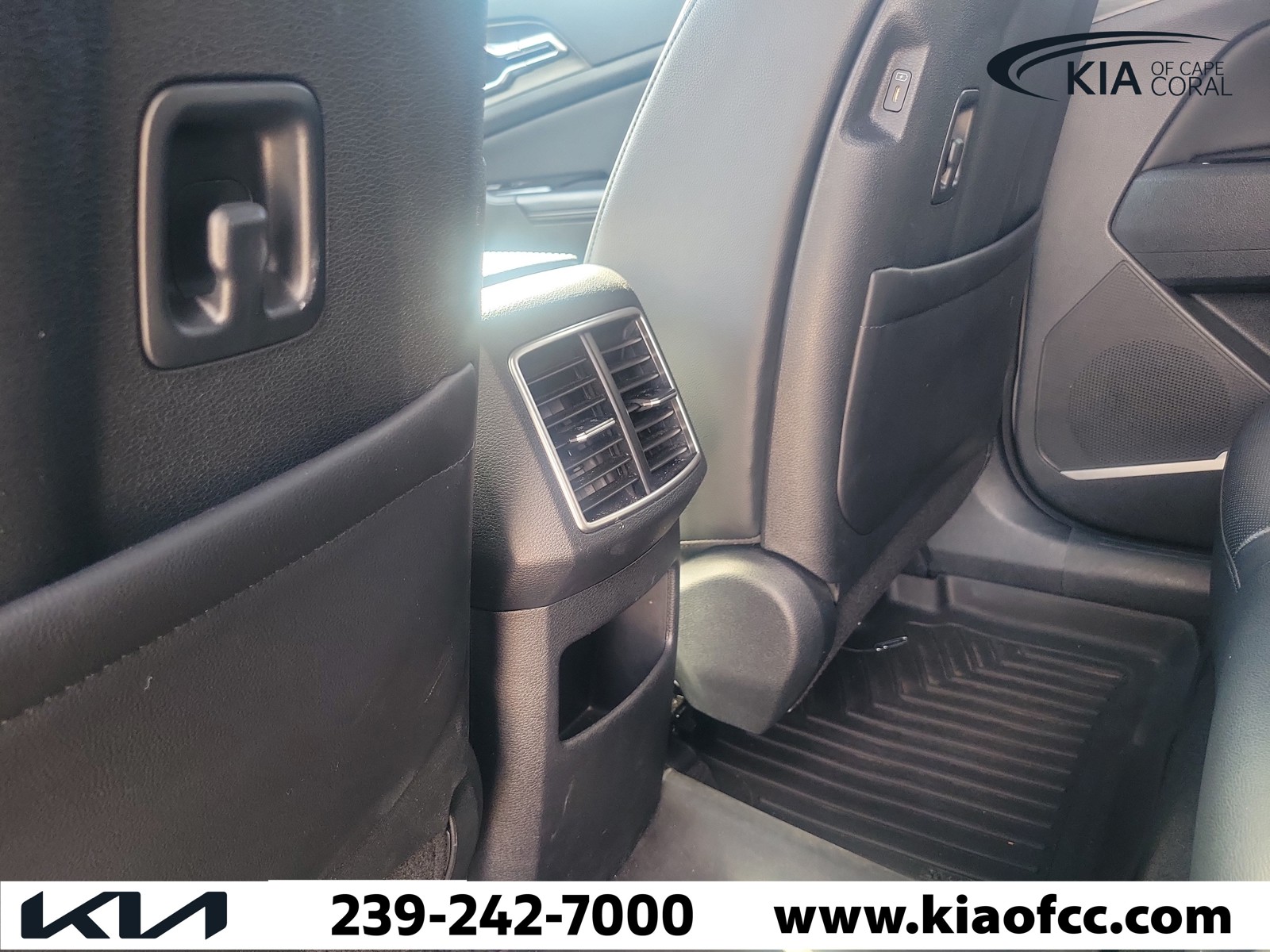 Certified Used 2024 Wolf Gray Kia X-Line image 17