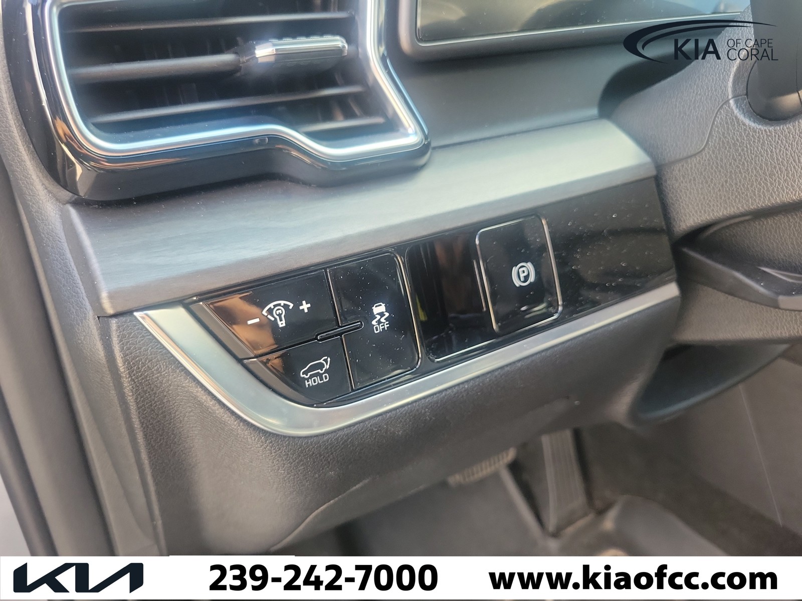 Certified Used 2024 Wolf Gray Kia X-Line image 29