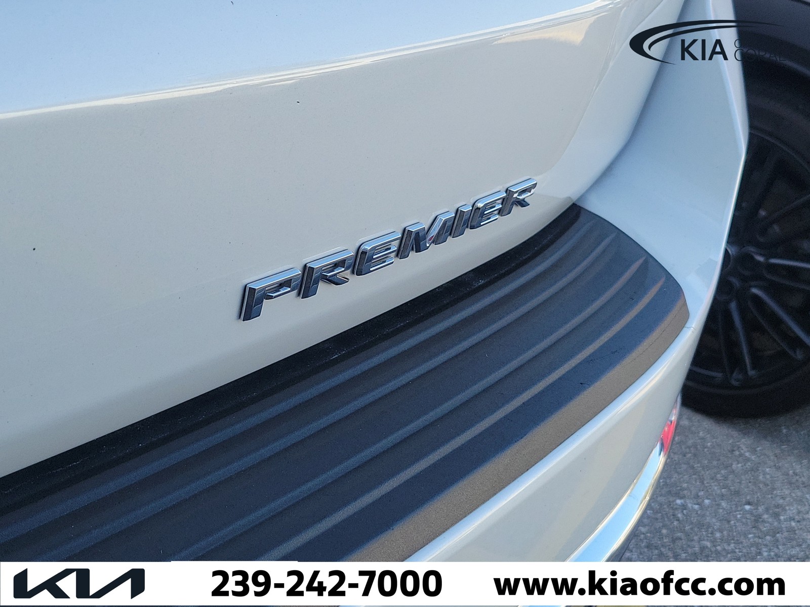 Used 2022 Iridescent Pearl Tricoat Chevrolet Premier image 8