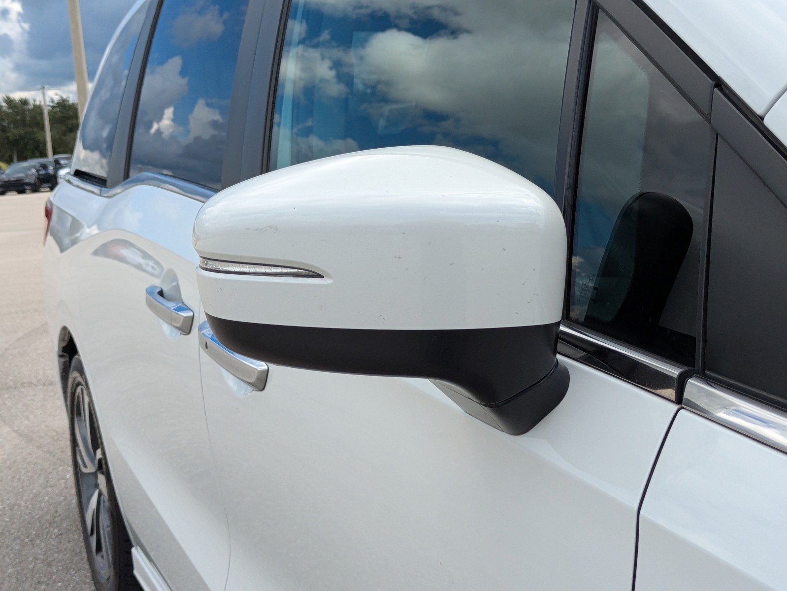 Used 2022 Platinum White Honda Touring image 12