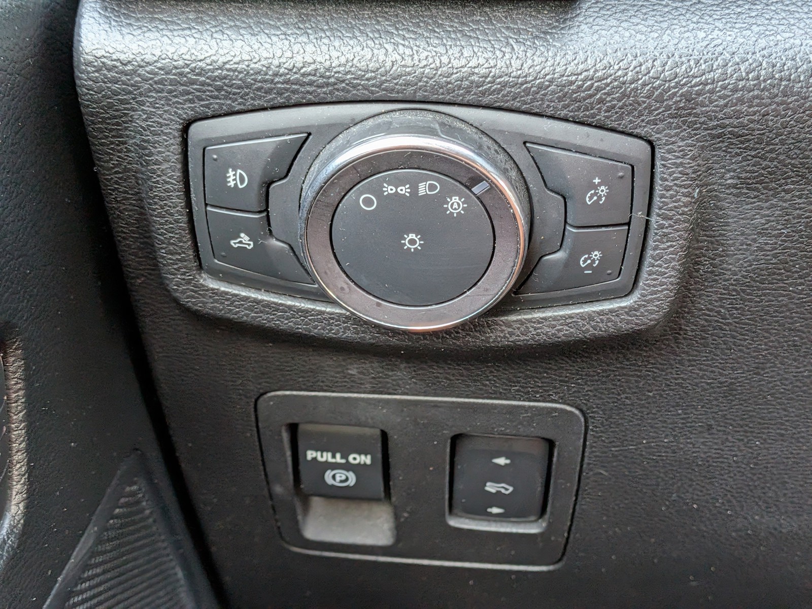 Used 2019 Stone Gray Metallic Ford LARIAT image 28
