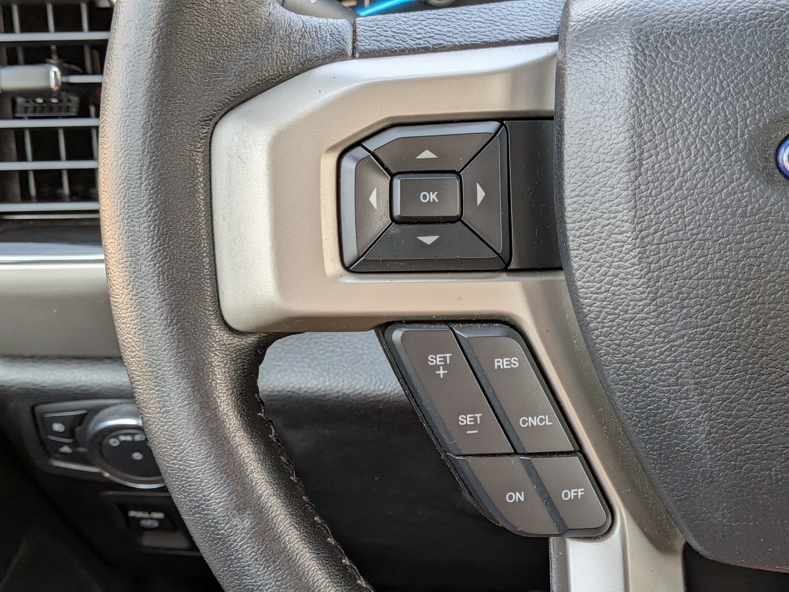 Used 2019 Stone Gray Metallic Ford LARIAT image 29