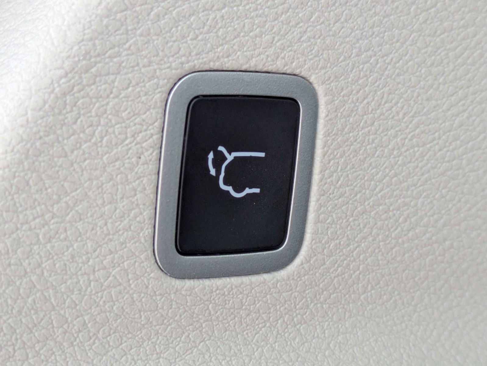 Used 2024 Silver Mist Clearcoat Chrysler LX image 14