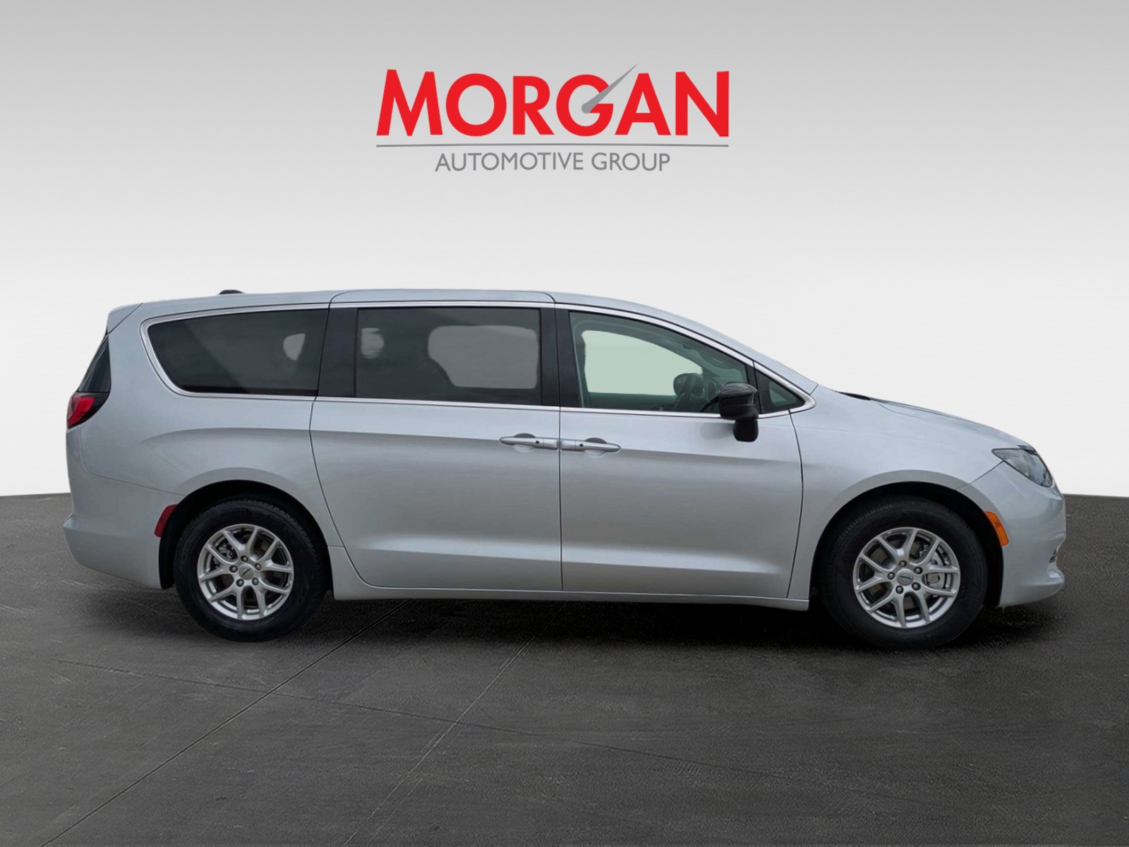 Used 2024 Silver Mist Clearcoat Chrysler LX image 4