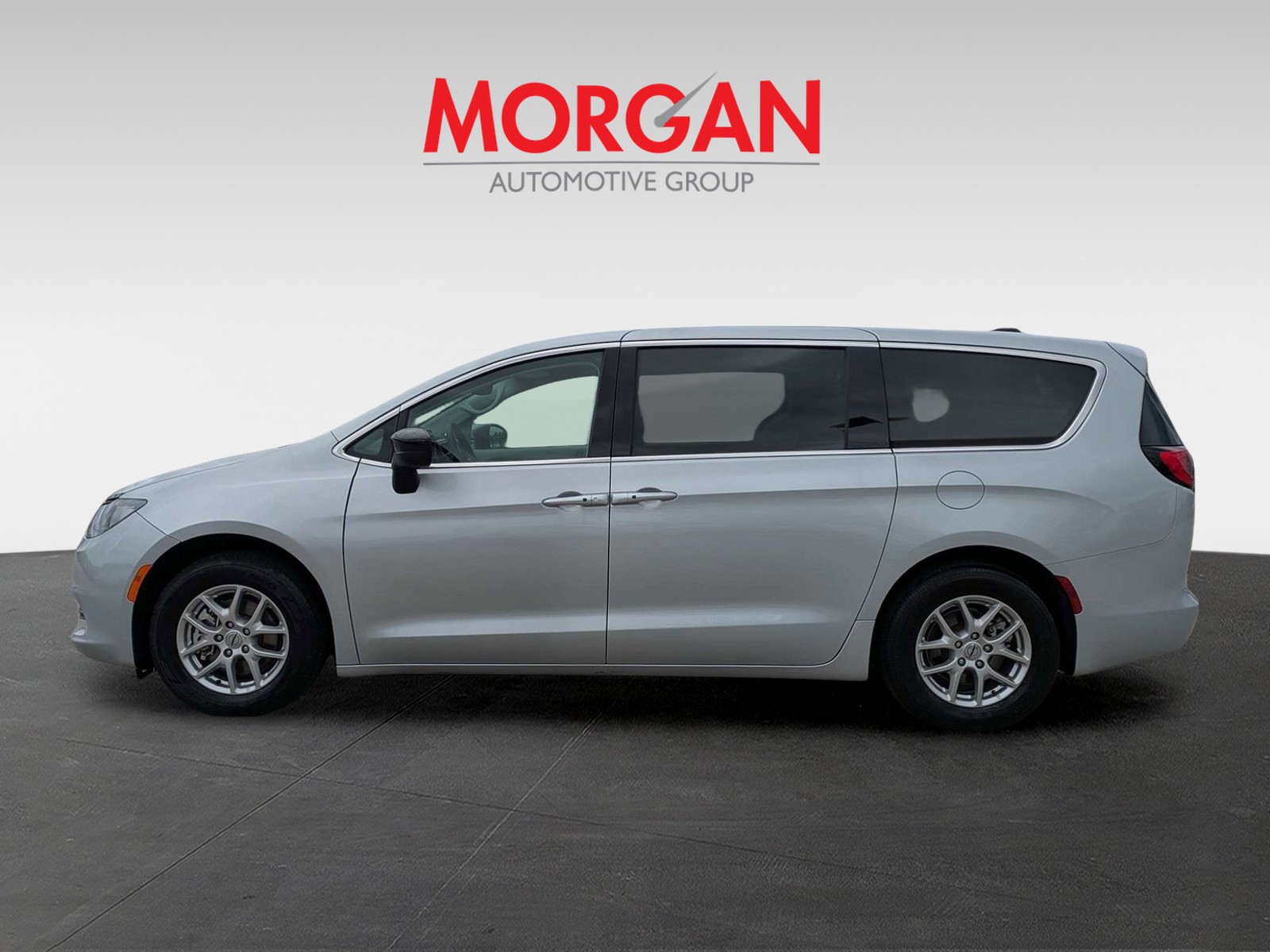 Used 2024 Silver Mist Clearcoat Chrysler LX image 8