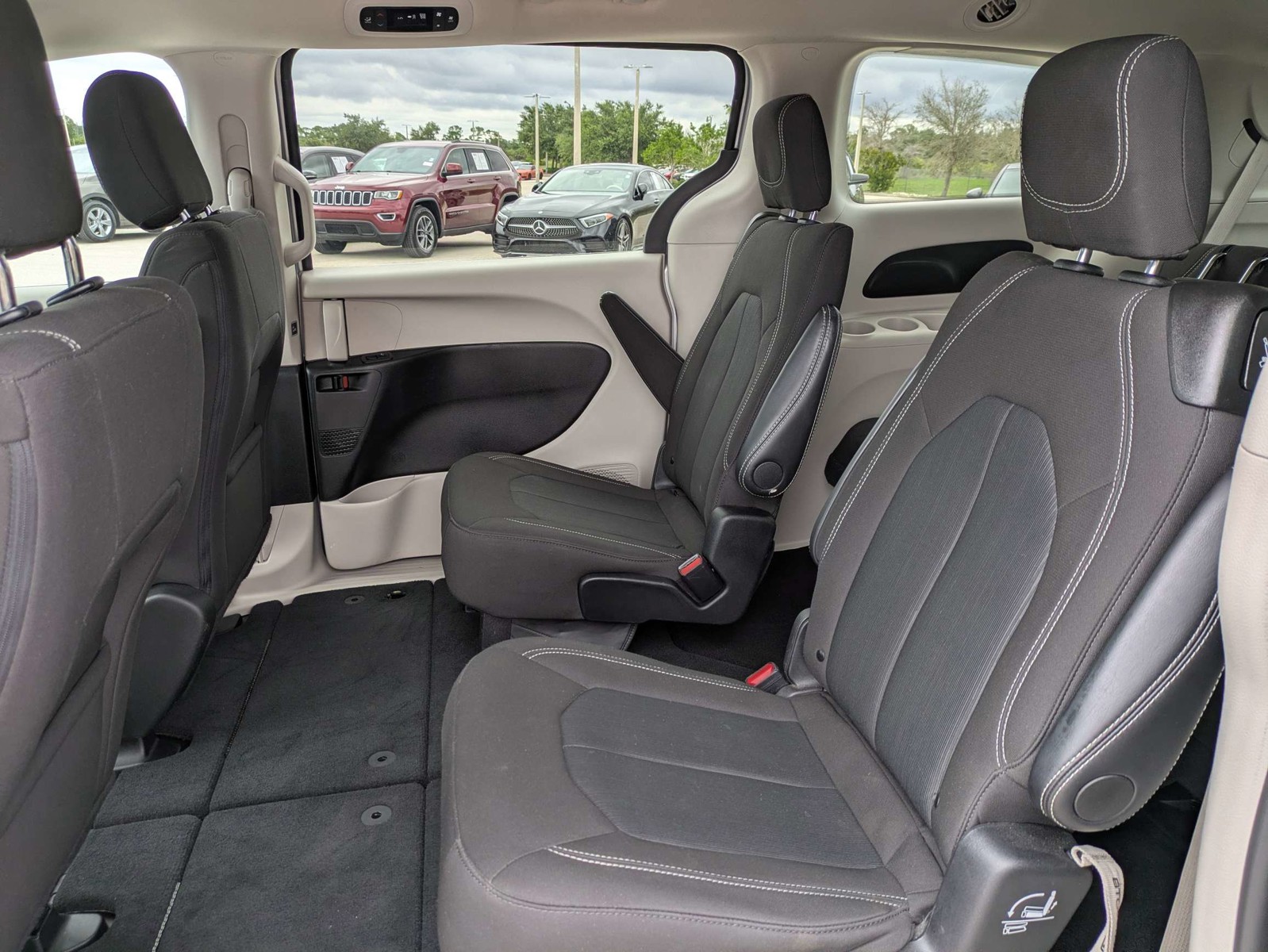 Used 2024 Silver Mist Clearcoat Chrysler LX image 16