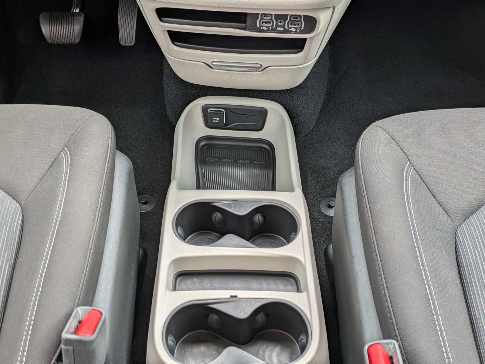 Used 2024 Silver Mist Clearcoat Chrysler LX image 22