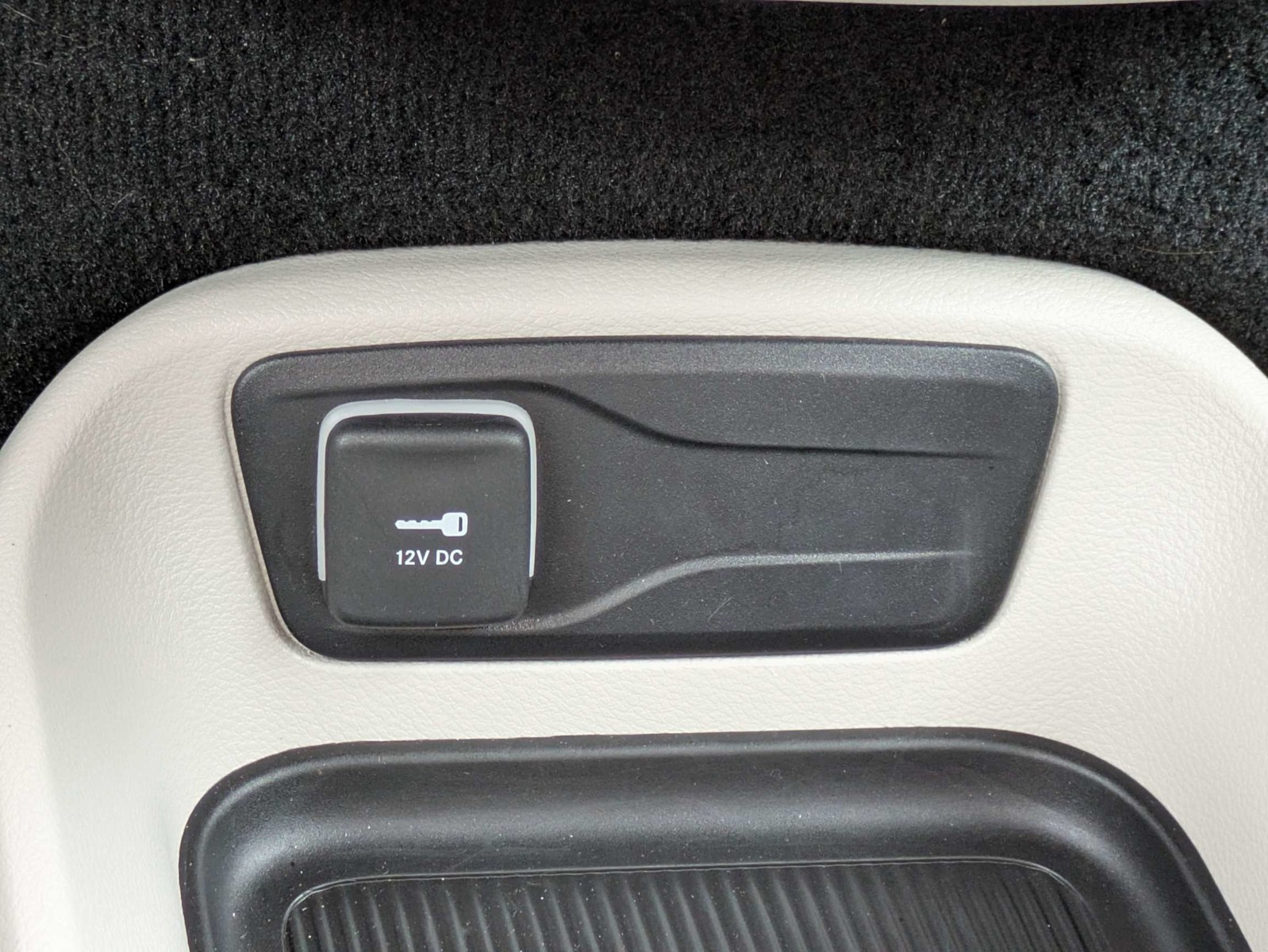 Used 2024 Silver Mist Clearcoat Chrysler LX image 29