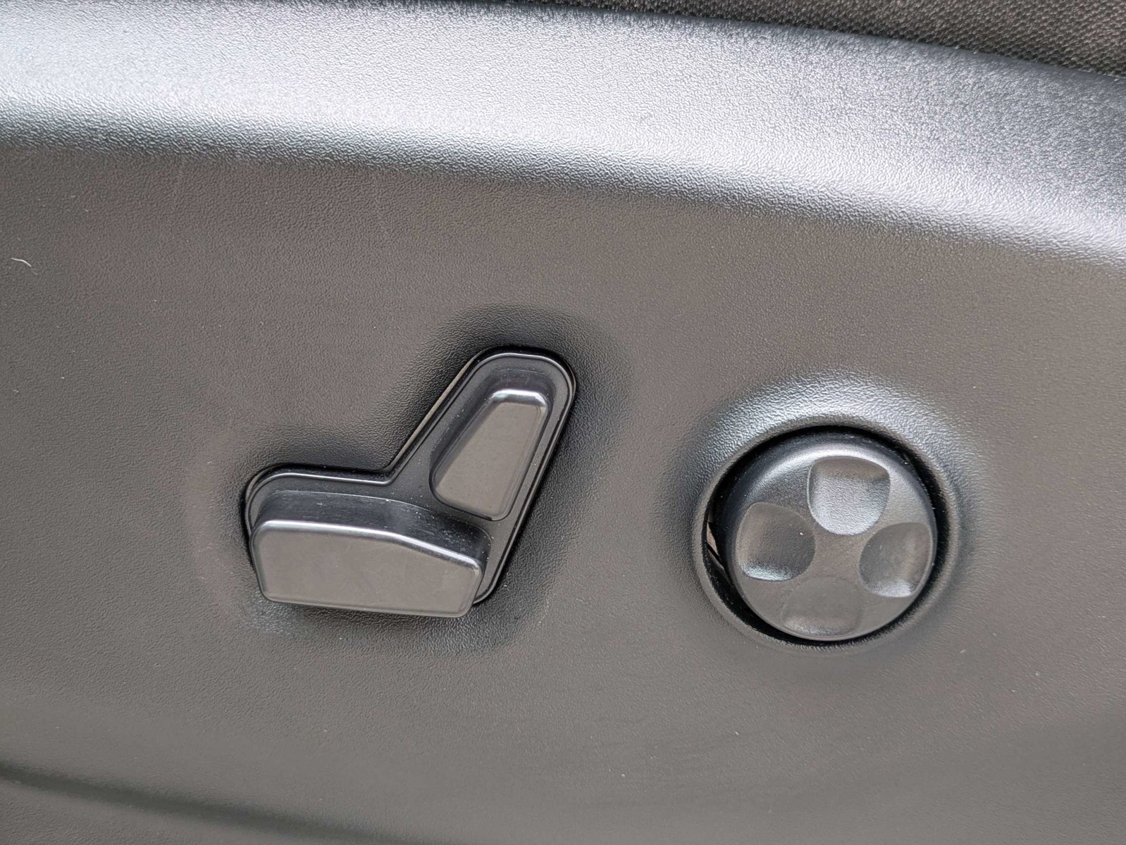 Used 2024 Silver Mist Clearcoat Chrysler LX image 25