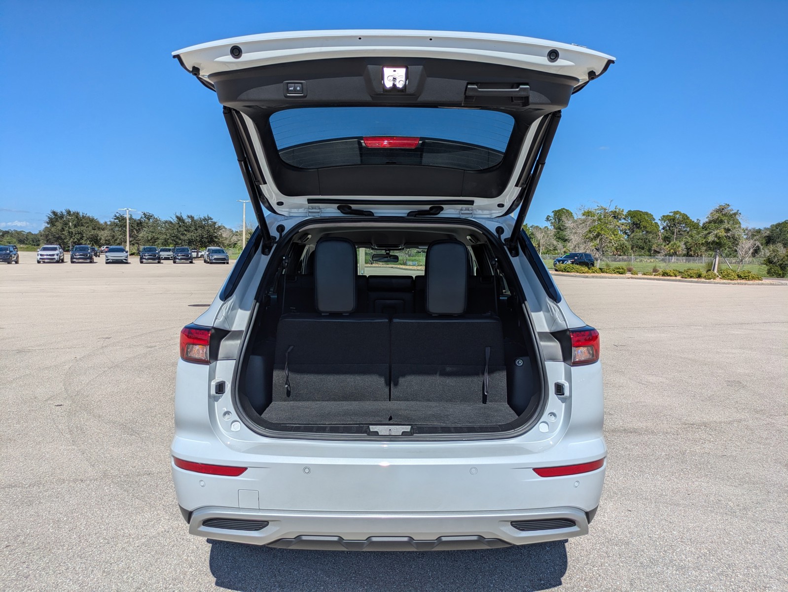 Used 2024 White Diamond Mitsubishi SE image 32
