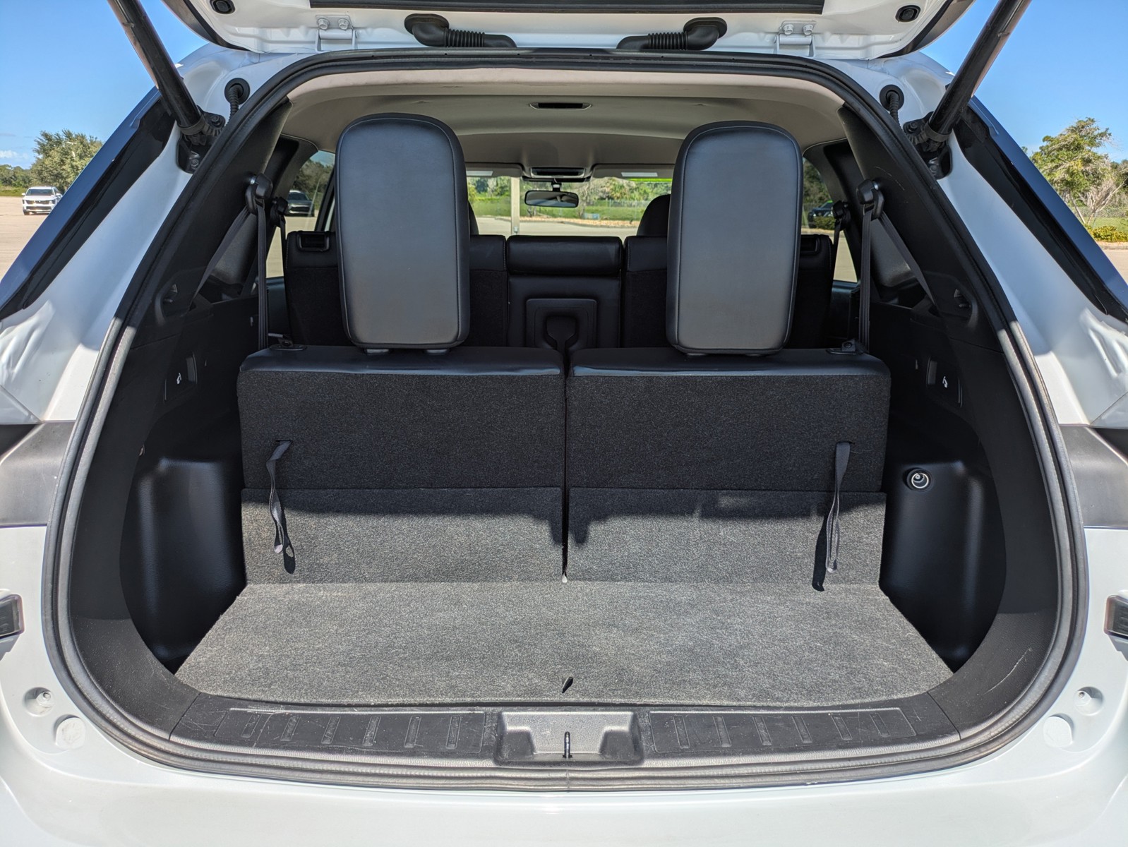 Used 2024 White Diamond Mitsubishi SE image 13