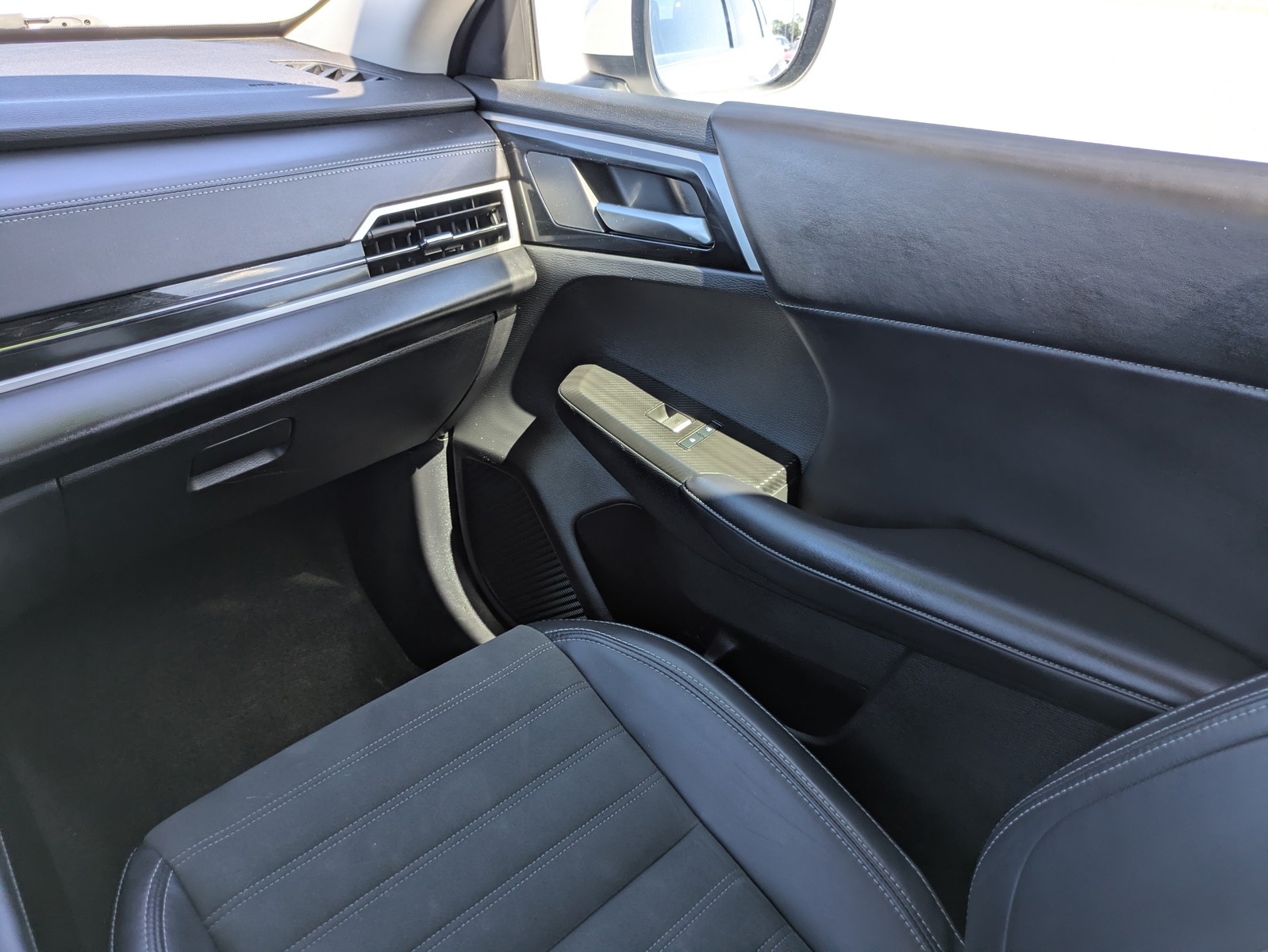 Used 2024 White Diamond Mitsubishi SE image 17