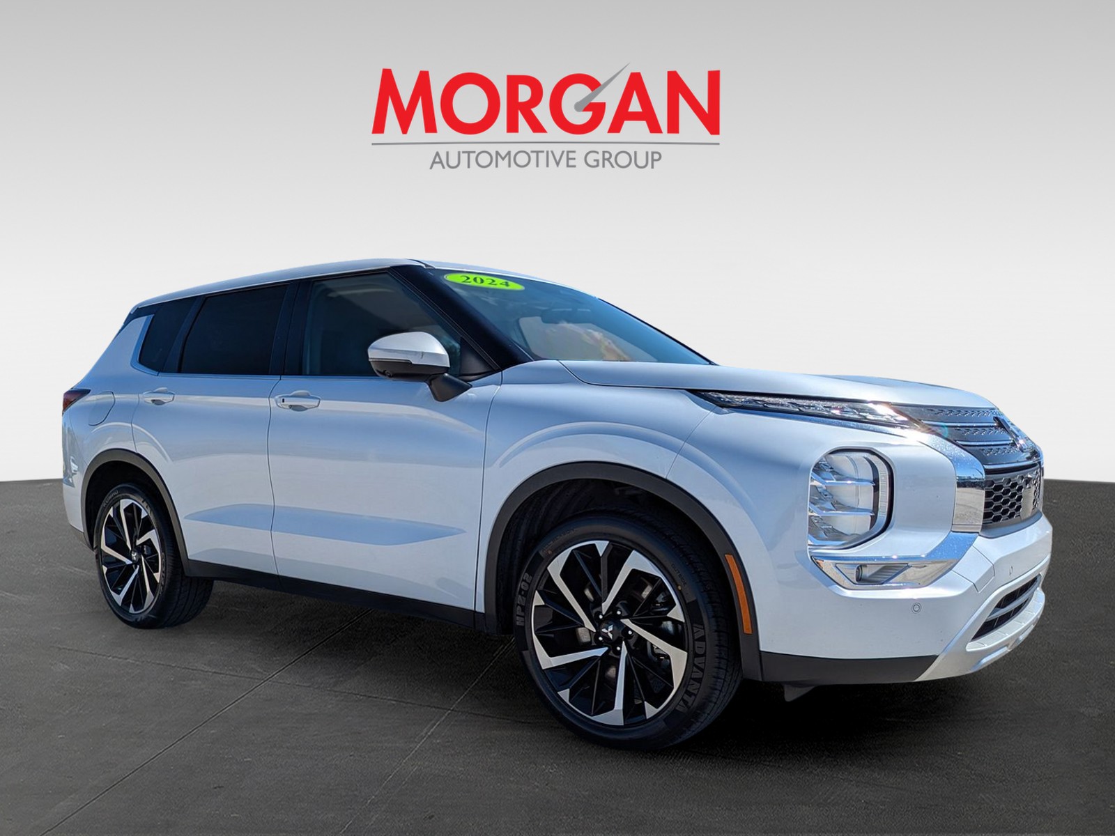 Used 2024 White Diamond Mitsubishi SE image 2