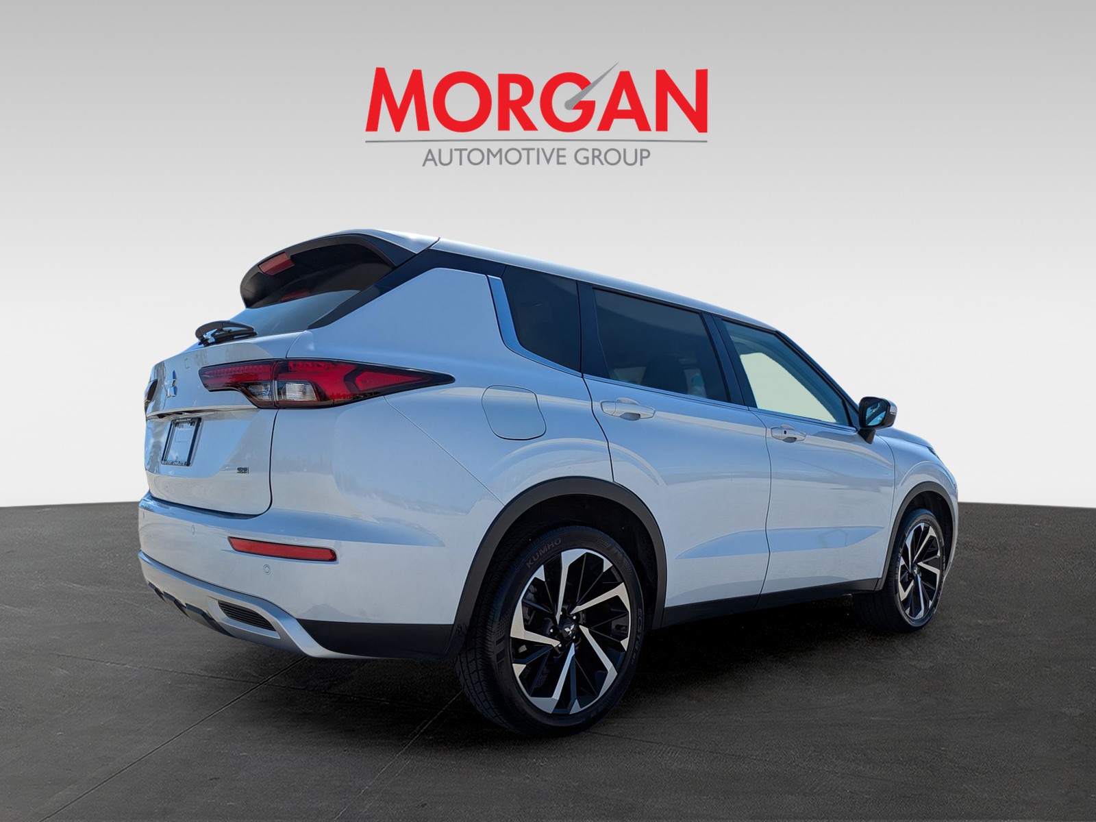 Used 2024 White Diamond Mitsubishi SE image 4