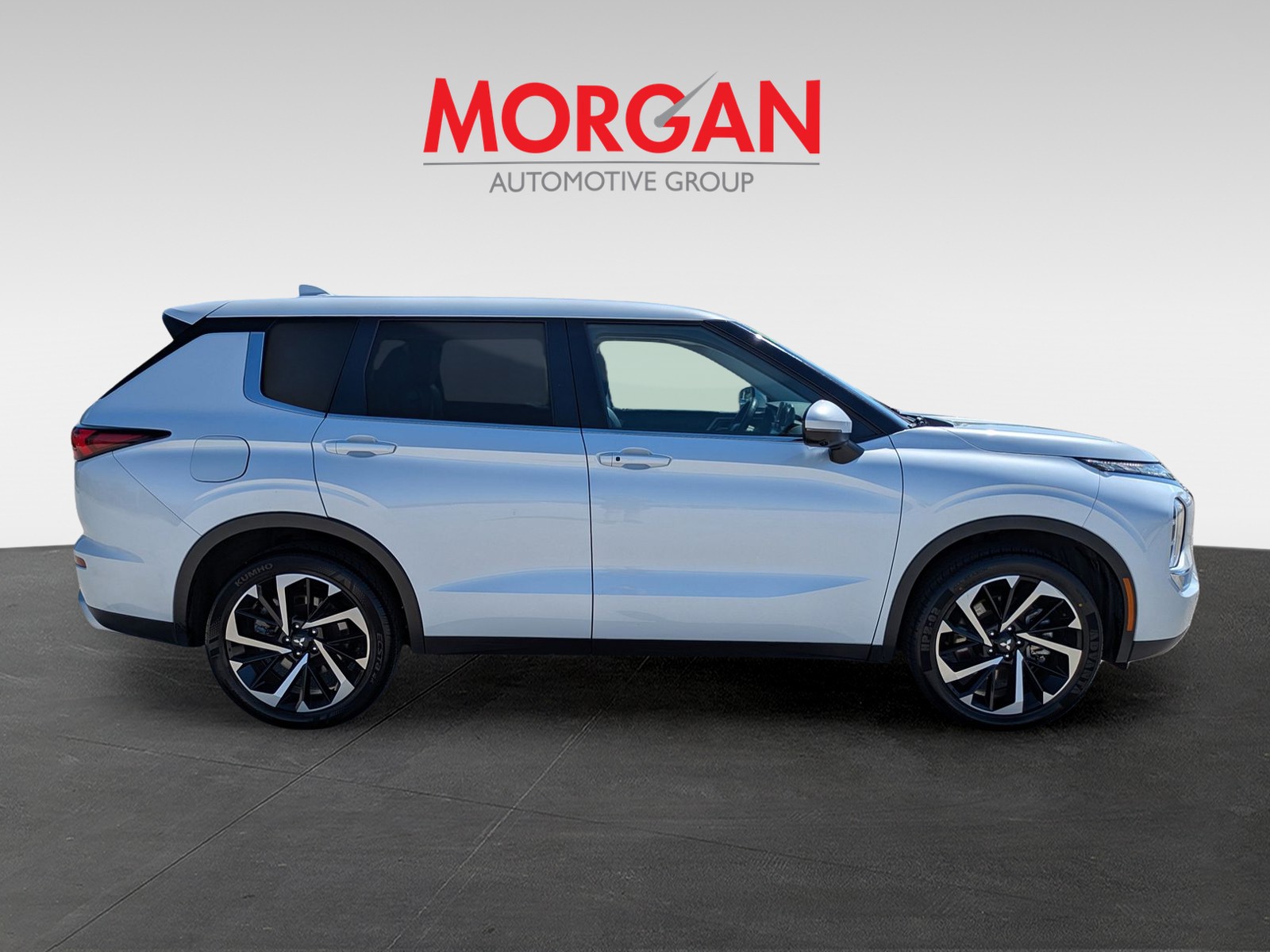 Used 2024 White Diamond Mitsubishi SE image 3