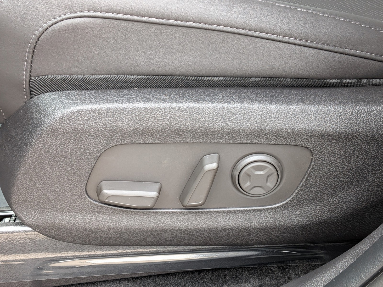 New 2026 Ivory Silver Kia EX image 26