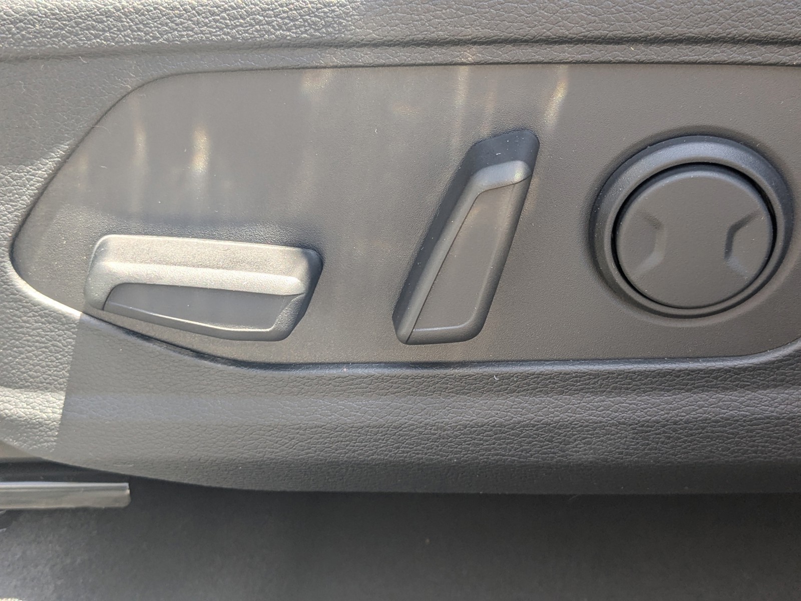 New 2026 Snow White Pearl Kia EX image 24