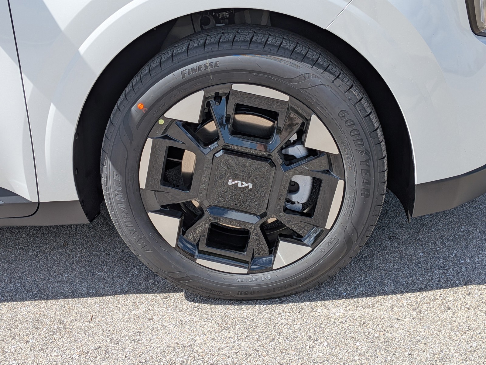 New 2026 Snow White Pearl Kia EX image 11