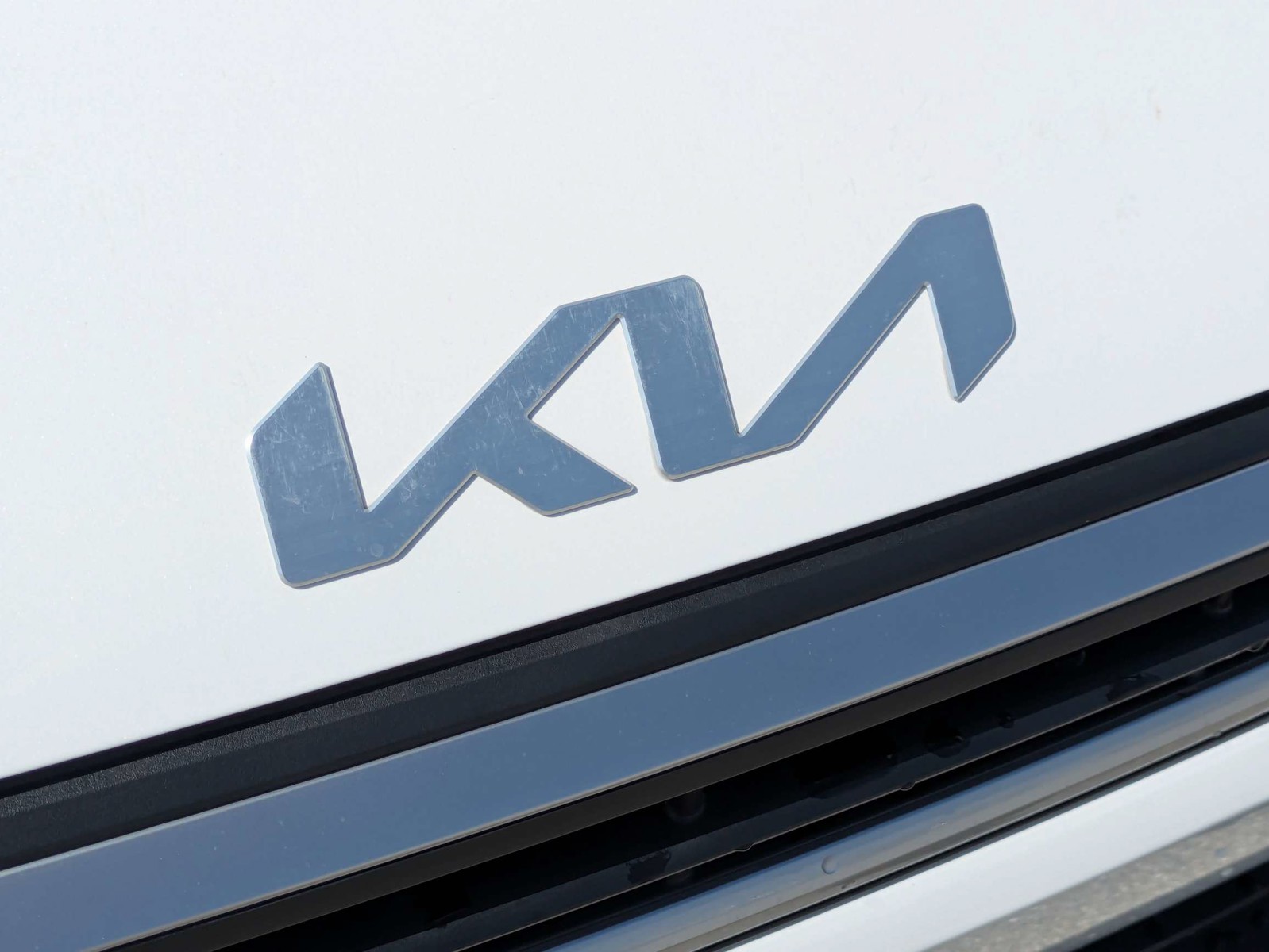 New 2026 Snow White Pearl Kia LXS image 13