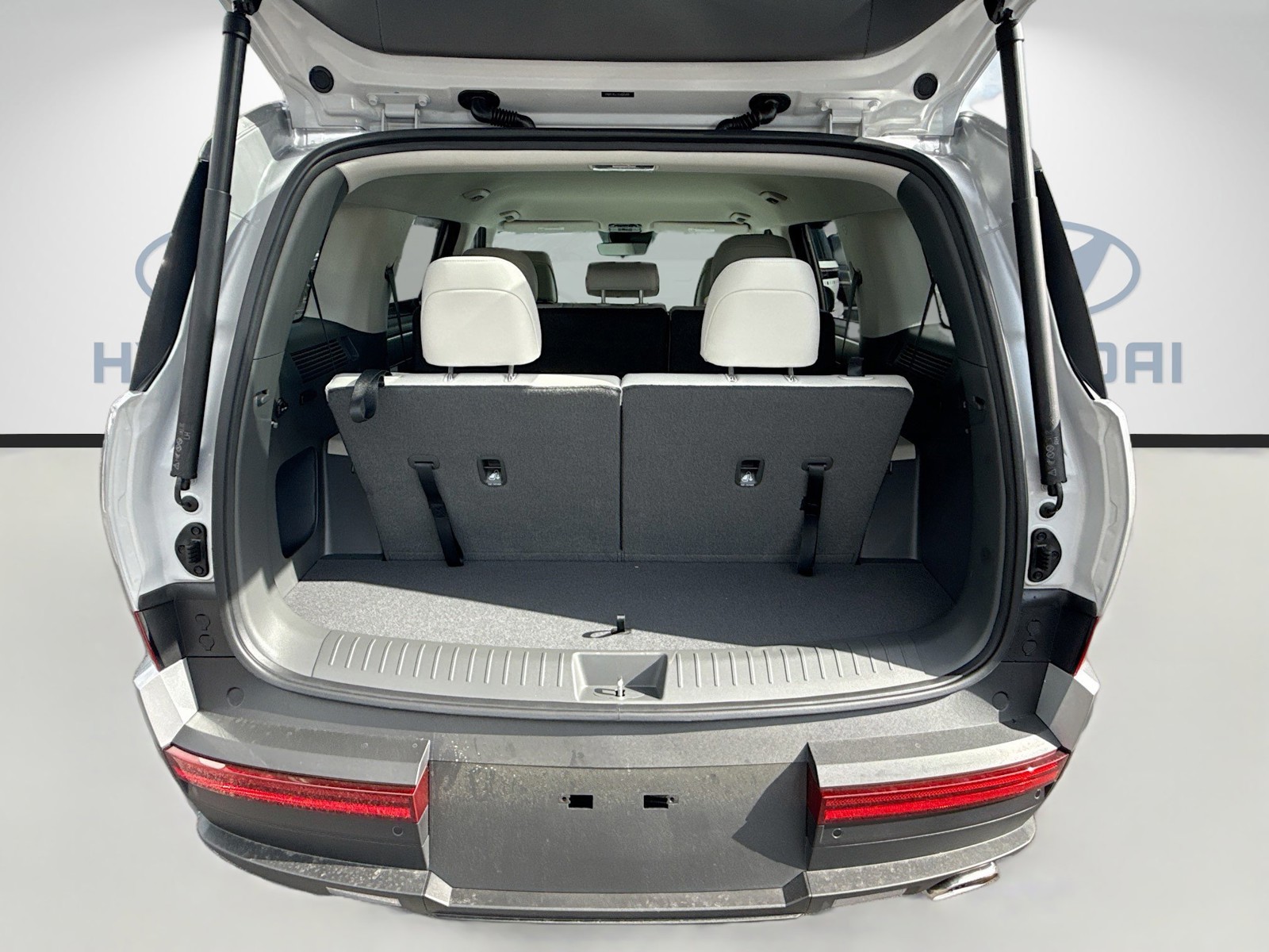 New 2026 Shimmering Silver Hyundai SEL image 18