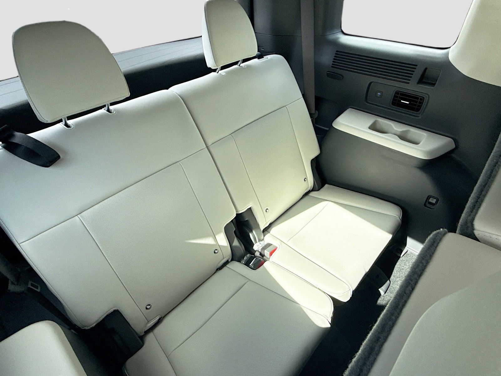 New 2026 Shimmering Silver Hyundai SEL image 19
