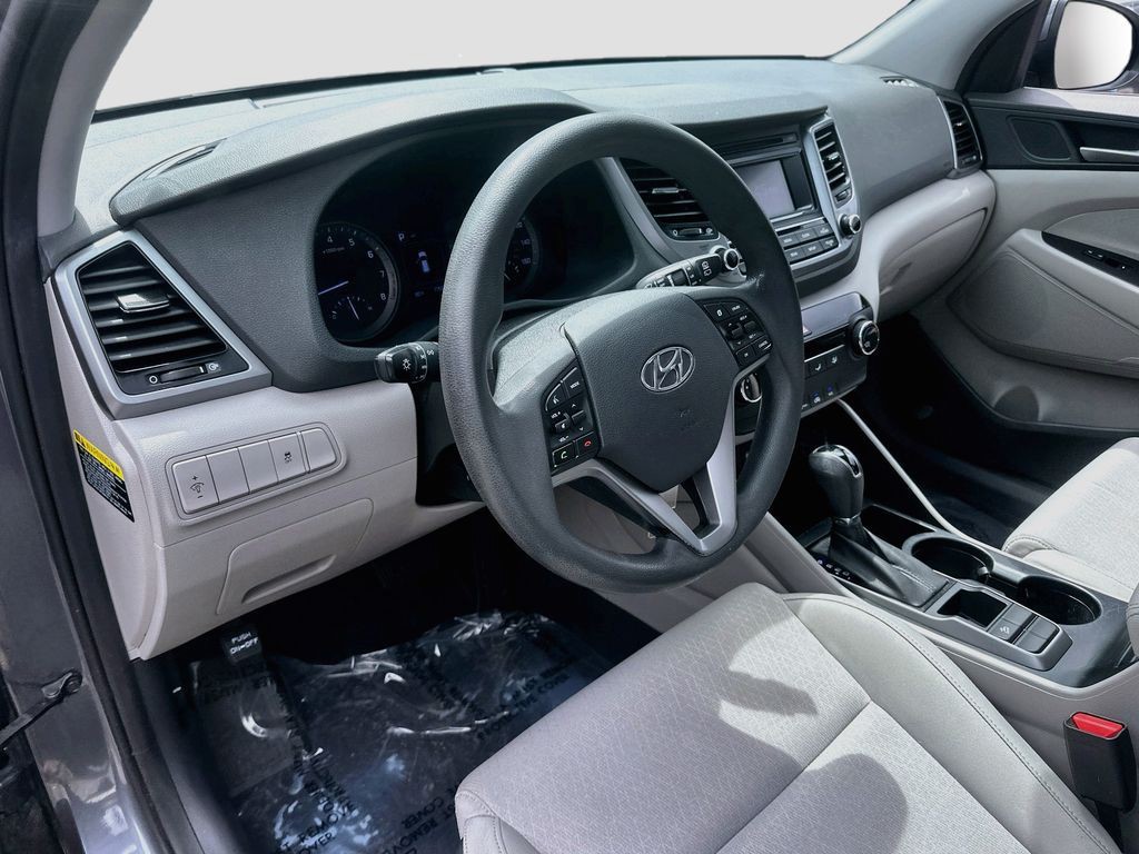 Used 2018 Gray Hyundai SE image 9