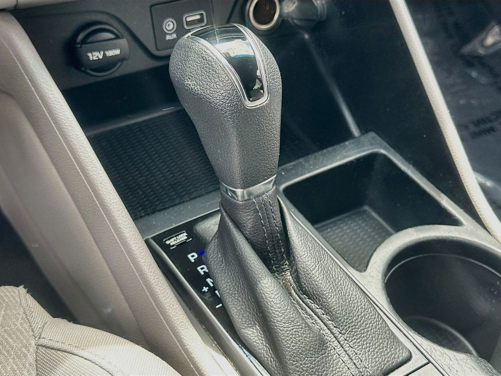 Used 2018 Gray Hyundai SE image 16