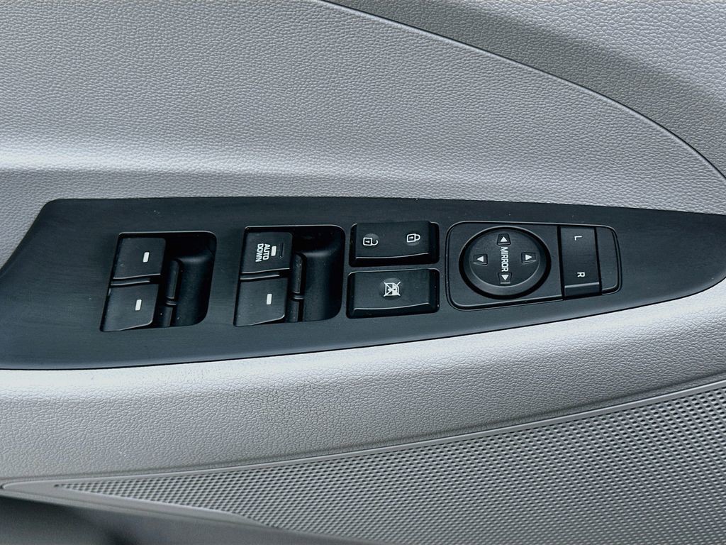 Used 2018 Gray Hyundai SE image 17