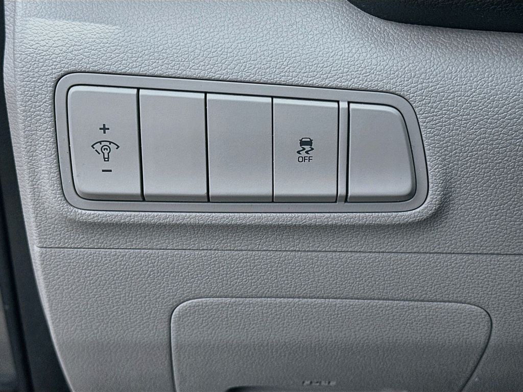 Used 2018 Gray Hyundai SE image 10